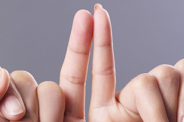 Cách sơ cứu cho người bị đau ở tim bằng cách mát ngón út