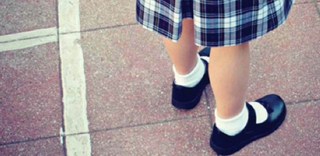 Sắp năm học mới lựa chọn giày dép mới bảo vệ chân trẻ