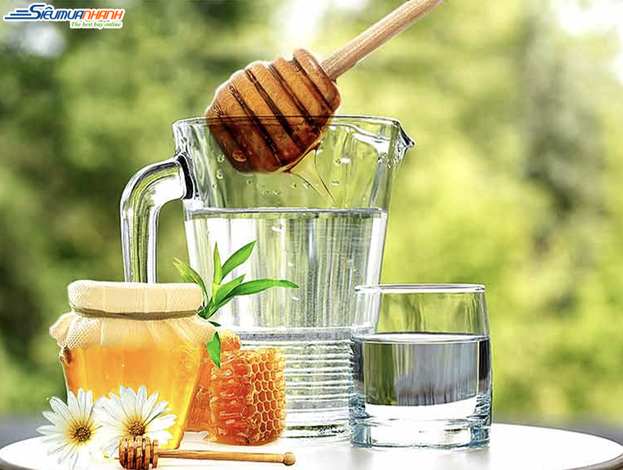 Pha chế nước uống giảm cân bằng mật ong và nước ấm