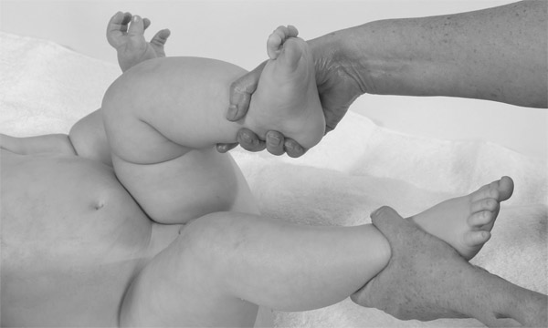 massage trị táo bón cho trẻ sơ sinh