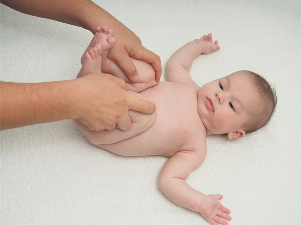 massage trị táo bón cho trẻ sơ sinh